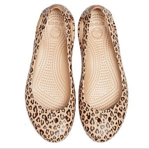 NWT Crocs women’s Kadee leopard print flats